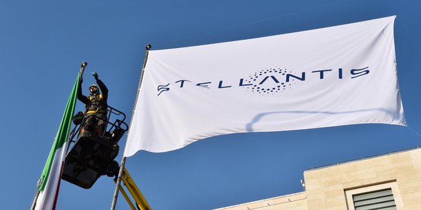 Stellantis fait ses debuts sur les bourses de milan et de paris[reuters.com]