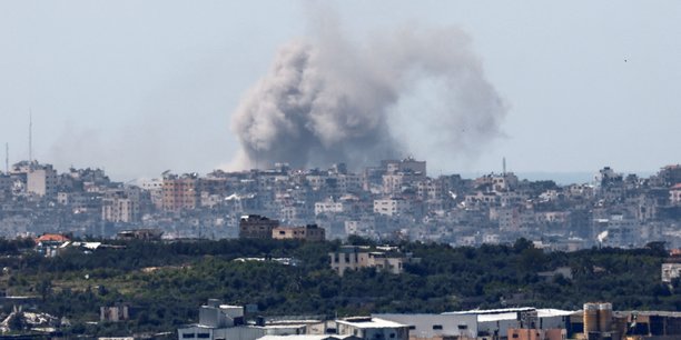 La fumee s'eleve au-dessus de gaza, vue d'israel[reuters.com]