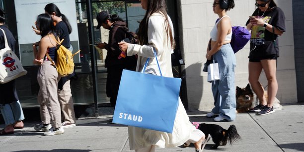 Des acheteurs devant une boutique pop-up dans le quartier de soho a new york[reuters.com]