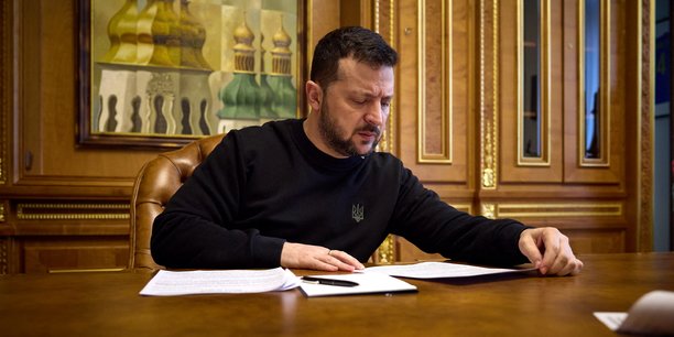Le president ukrainien zelensky s'entretient par telephone avec le president de la chambre des representants des etats-unis, mike johnson, a kyiv[reuters.com]