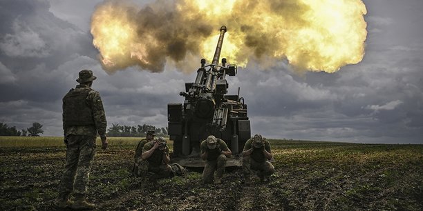 Militaires ukrainiens tirant avec un canon français Caesar, en juin 2022 dans la région orientale du Donbass.