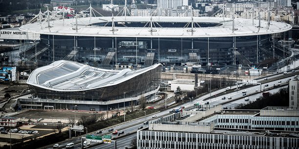 Le Centre aquatique de Saint-Denis, relié au Stade de France par une passerelle
de 100 mètres, sera inauguré jeudi en présence du président de la République.