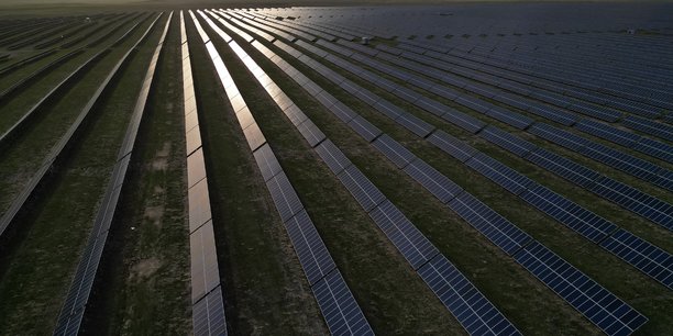 Vue aerienne de panneaux solaires[reuters.com]