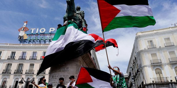 Le drapeau palestinien, arbore par des manifestants a madrid, en espagne[reuters.com]