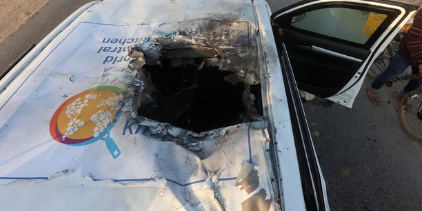 Un vehicule de l'ong world central kitchen, dont sept travailleurs ont ete tues par des frappes israeliennes[reuters.com]