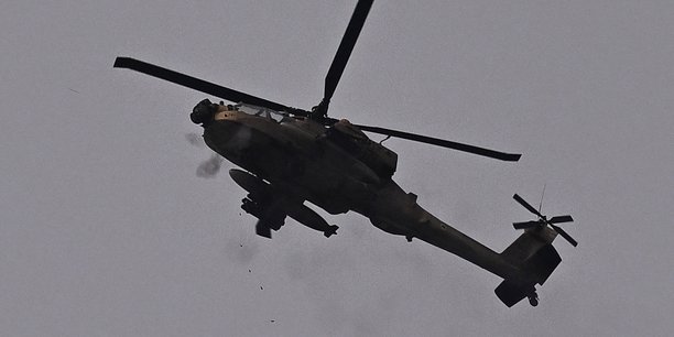 Un helicoptere d'attaque ah-64 apache de l'armee de l'air israelienne tire avec sa mitrailleuse, pres de la frontiere entre l'israel et la bande de gaza[reuters.com]