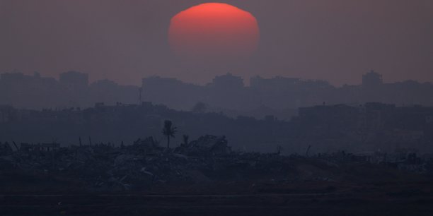 Le soleil se couche sur gaza, vu du sud d'israel[reuters.com]