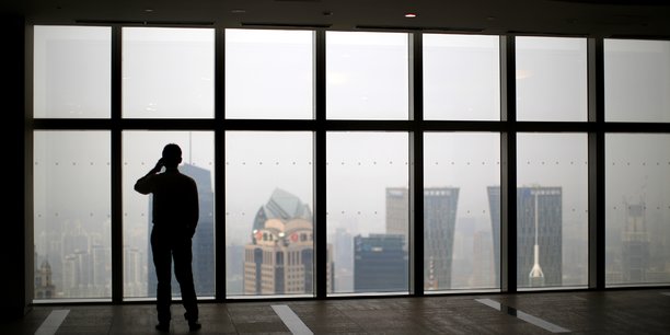 Un homme regarde la ville de shanghai, en chine[reuters.com]