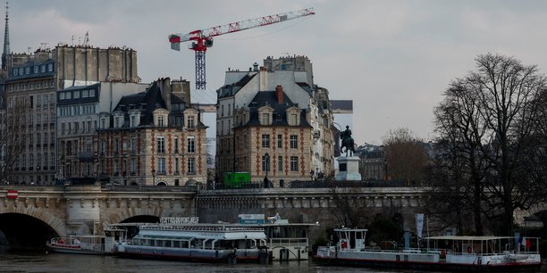 Vue de grues de construction a paris[reuters.com]