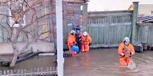 Photo d'archives: des sauveteurs aident une habitante pendant l'evacuation d'une zone inondee dans la ville d'orsk[reuters.com]