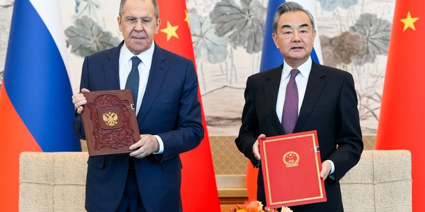 Le ministre russe des affaires etrangeres serguei lavrov rencontre le ministre chinois des affaires etrangeres wang yi a pekin[reuters.com]