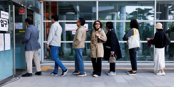 Des personnes font la queue pour voter dans un bureau de vote lors des 22e elections legislatives a seoul[reuters.com]