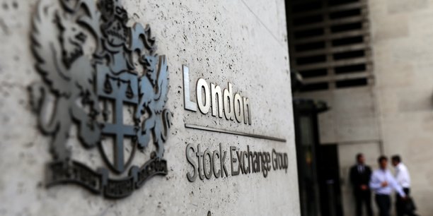 Des pietons quittent et entrent dans le london stock exchange a londres[reuters.com]