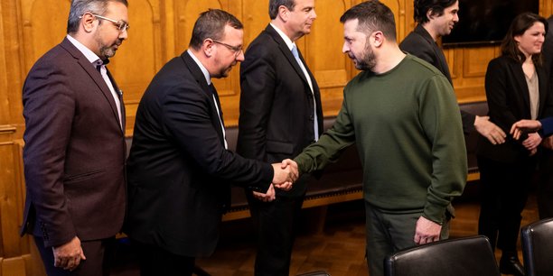 Le president ukrainien volodimir zelensky est accueilli par les membres du conseil national suisse, la chambre basse de l'assemblee federale, a berne[reuters.com]