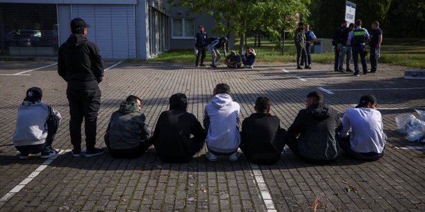 Des migrants sont assis par terre apres avoir ete arretes par la police allemande[reuters.com]