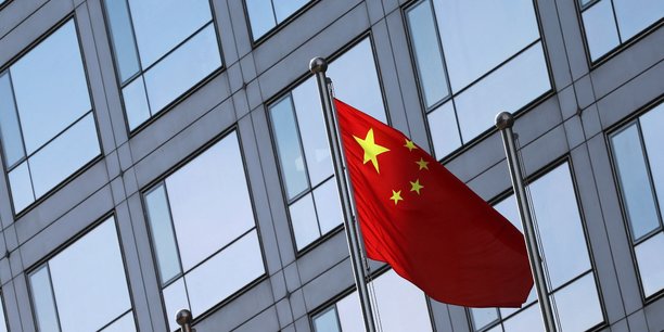 Un drapeau chinois devant le batiment de la commission chinoise de regulation des valeurs mobilieres (csrc) sur la rue financiere a pekin[reuters.com]