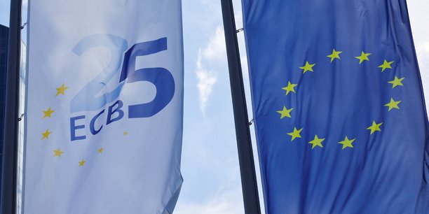Les drapeaux de la banque centrale europeenne et de l'union europeenne[reuters.com]
