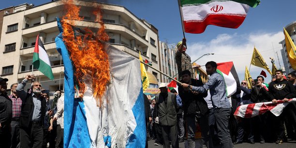 Des iraniens brulent un drapeau israelien lors d'une manifestation a teheran[reuters.com]
