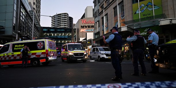 Suites d'une attaque au couteau a l'interieur d'un centre commercial a sydney[reuters.com]
