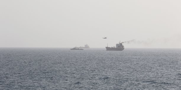 Des forces iraniennes se hisseraient sur un petrolier civil, dans les eaux internationales du detroit d'ormuz[reuters.com]
