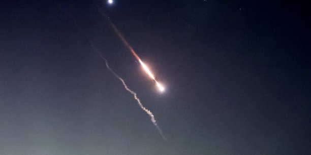 Des objets visibles dans le ciel de jerusalem apres l'attaque iranienne[reuters.com]