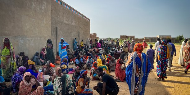 Des refugies soudanais pres d'un hopital au tchad[reuters.com]
