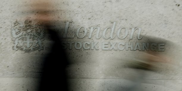 Des pietons passent devant le london stock exchange[reuters.com]
