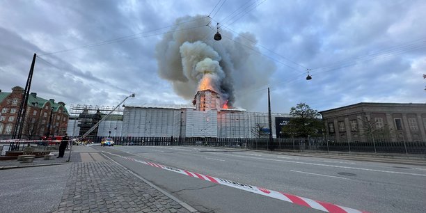 Des volutes de fumee se degagent lors d'un incendie a l'old stock exchange, boersen, a copenhague[reuters.com]