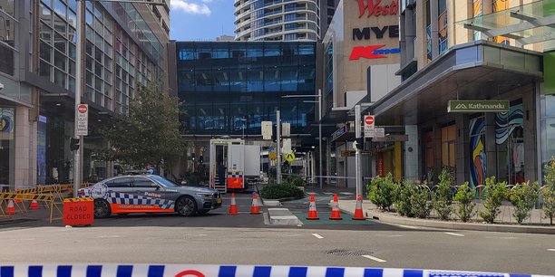 Vue d'une voiture de police a l'exterieur du westfield bondi junction, apres l'attaque survenue samedi a sydney[reuters.com]