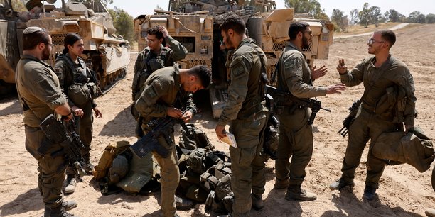 Des soldats israeliens pres de la frontiere entre israel et gaza[reuters.com]