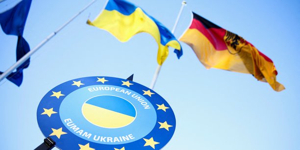 Les drapeaux de l'ukraine et de l'allemagne[reuters.com]