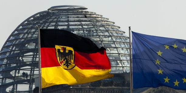 Les drapeau allemand et europeen flottent devant la coupole du bundestag a berlin[reuters.com]