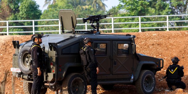 Des soldats thailandais se mettent a couvert lors de combats pres de la frontiere entre la thailande et la birmanie[reuters.com]