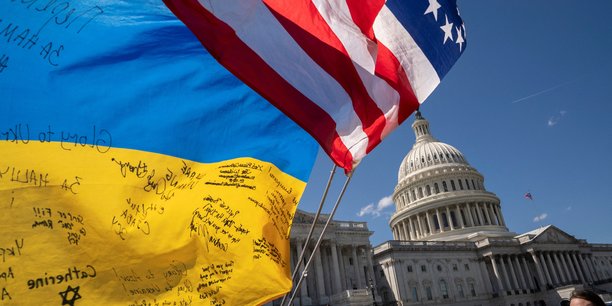 Photo des drapeaux de l'ukraine et des etats-unis qui flottent devant le capitole des etats-unis[reuters.com]