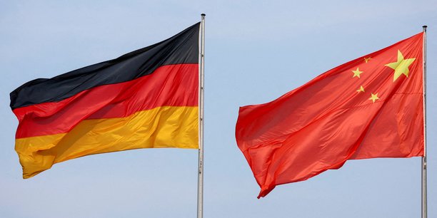 Photo d'archives des drapeaux de l'allemagne et de la chine visibles a berlin[reuters.com]