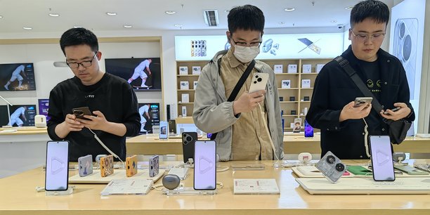 Des clients essayent le dernier smartphone de Huawei, le Pura 70, le vendredi 19 avril, dans la ville de Xi’an, dans la province chinoise du Shaanxi.