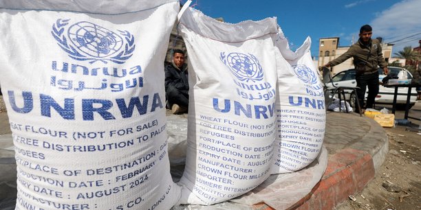 Des palestiniens deplaces attendent de recevoir de l'aide de l'office de secours et de travaux des nations unies (unrwa), a rafah[reuters.com]