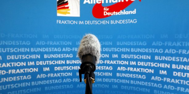 Photo d'archives: un microphone devant le logo de l'afd (alternative fuer deutschland)[reuters.com]