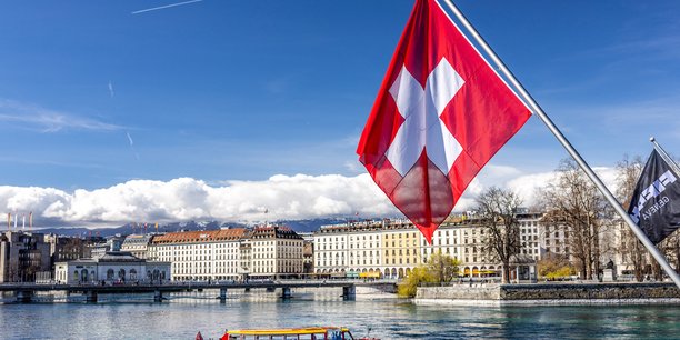 Le drapeau suisse au port de geneve[reuters.com]