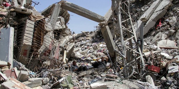 Les decombres d'un immeuble residentiel detruit par des frappes israeliennes dans le nord de la bande de gaza[reuters.com]