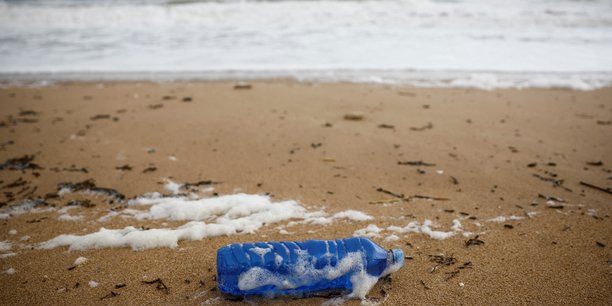 Une bouteille en plastique sur le sable d'une plage de bretignolles-sur-mer[reuters.com]