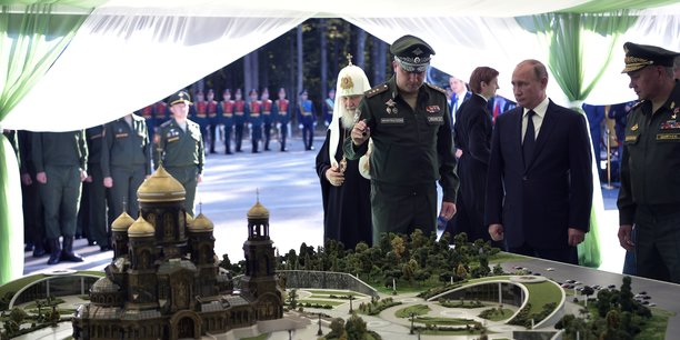 Le president russe vladimir poutine, accompagne du vice-ministre de la defense timur ivanov et du patriarche kirill, chef de l'eglise orthodoxe russe[reuters.com]