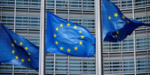 Des drapeaux de l'union europeenne flottent devant le siege de la commission europeenne a bruxelles[reuters.com]