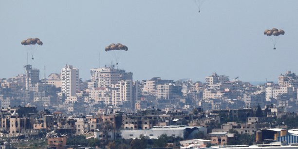 L'aide humanitaire tombe du ciel vers la bande de gaza[reuters.com]