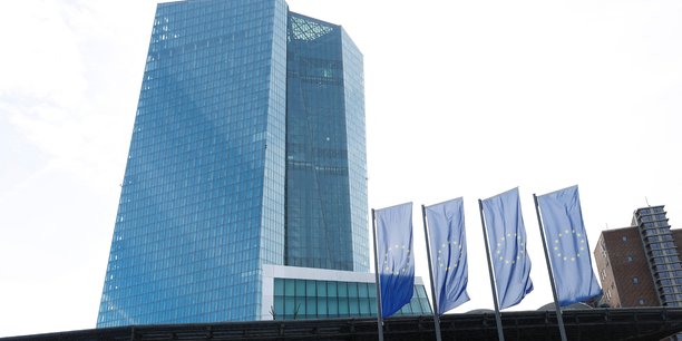 Des drapeaux europeens flottent devant le siege de la banque centrale europeenne (bce) a francfort, en allemagne[reuters.com]