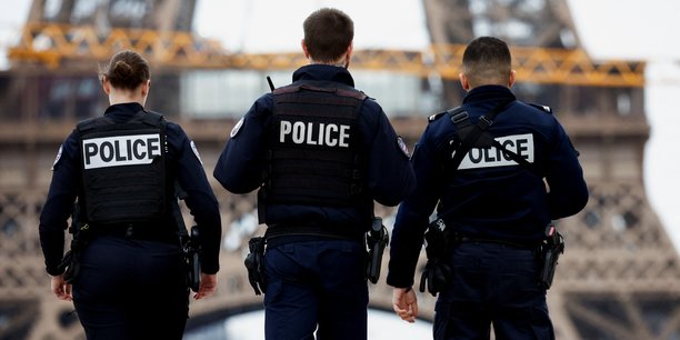 Des policiers patrouillent sur la place du trocadero[reuters.com]