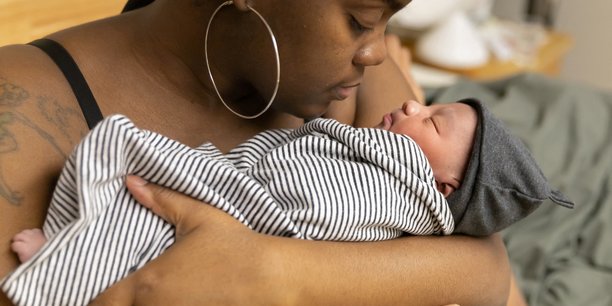 Une jeune americaine tient son fils nouveau-ne dans les bras[reuters.com]
