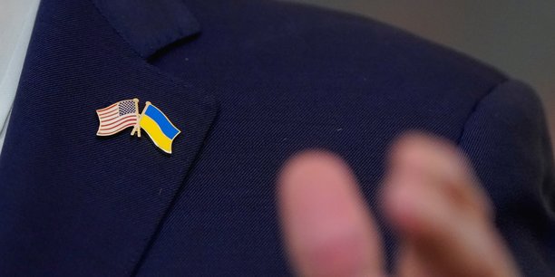 Un pin's des drapeaux des etats-unis et de l'ukraine[reuters.com]