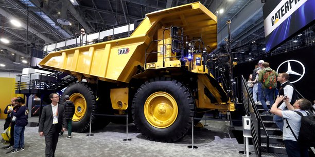 Un camion minier autonome caterpillar 777 est expose lors du ces 2023[reuters.com]