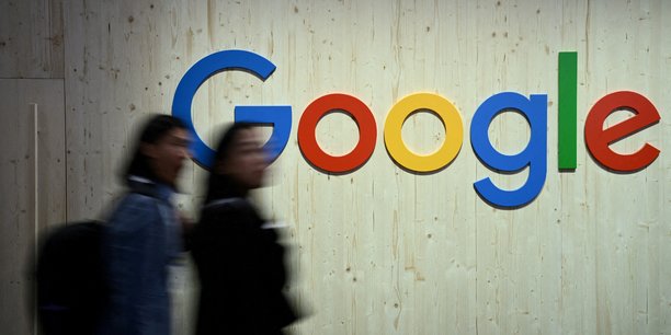 Des personnes marchent a cote d'un logo google[reuters.com]